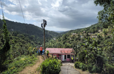 2018年2月，美国陆军工程兵团在波多黎各的圣德曼架设电线。风暴过去八个月了，岛上的一些山区社区仍然没有电力供应。