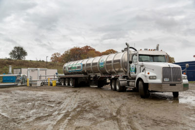 一辆卡车在马萨诸塞州的一个农场向厌氧消化池提供食物浪费。