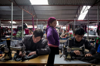 与中国接壤的越南河江省的一家制衣厂一直在将生产外包到其他国家。
