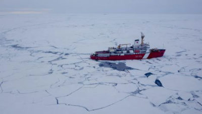 一支国际科学家团队一直在学习Beaufort Gyre 15年。2016年，研究人员（左）测量了GYRE周围的点的冰厚度，在破冰船CCGS Louis S. St. Laurent（右）旅行。