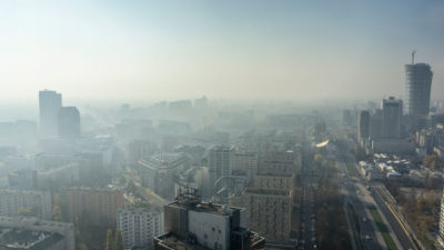波兰首都华沙（Warsaw）于2015年笼罩在烟雾中。该国拥有欧洲最贫穷的空气质量。
