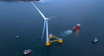 一个漂浮的涡轮机被拉到葡萄牙海岸外的海上为WindFloat大西洋项目，现在正在建设中。