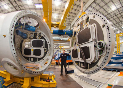 一个人在一个风力涡轮机工作在阿肯色州琼斯伯勒的制造工厂。