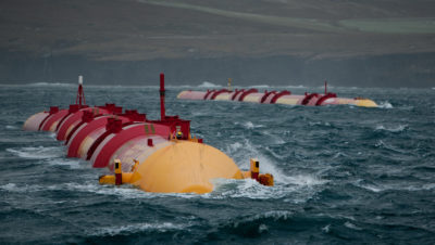 在位于苏格兰奥克尼群岛的欧洲海洋能源中心(EMEC)的比莉克罗试验场，由Pelamis波浪动力公司设计的机器在海上运行。波浪能开发人员面临的一个主要挑战已被证明是驾驭波浪能的复杂性，这导致了一系列的设计。