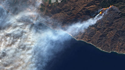 2018年加利福尼亚州伍尔西火的烟雾。