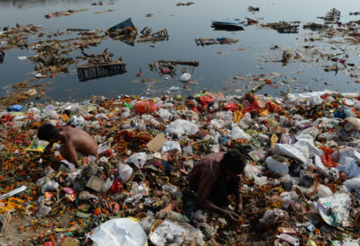 在新德里的亚穆纳河沿岸，人们在寻找硬币和可回收物品。