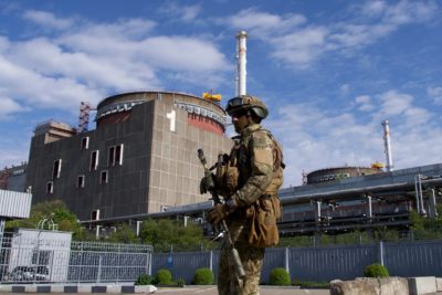 一名俄罗斯士兵巡逻Zaporizhzhia核电站,2022年5月1日。