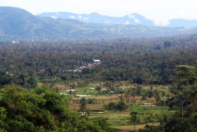 邦卡拉斯村（Bongkaras Village）从上方和进入城镇的山丘上看到，距拟建的尾矿大坝遗址2.5公里。
