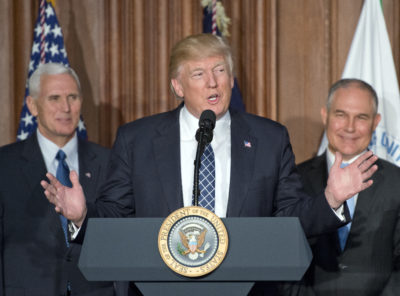 特朗普总统在环保署总部签署了一项取消美国气候变化承诺的行政命令。他旁边站着美国环境保护署署长斯科特·普鲁伊特(右)和副总统迈克·彭斯。