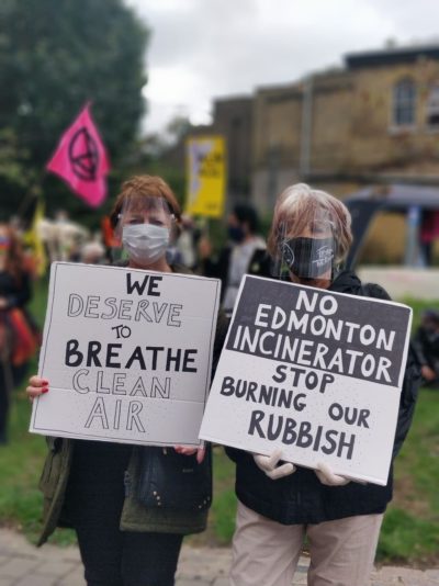 示威者抗议在伦敦北部埃德蒙顿的焚化炉继续操作。