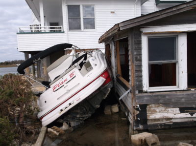 大卫·莱纳尔(David Rinear)在新泽西州长滩岛(Long Beach Island)附近拥有的这座平房在飓风桑迪(Hurricane Sandy)期间被一艘未停泊的船撞上岸，彻底毁坏。