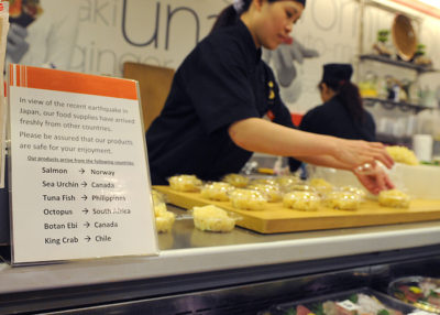 香港一家超市内的标牌向购物者保证，出售的寿司并非日本产。