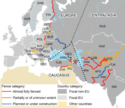 一张地图在2016年初突出各个阶段的现有边界围栏和围栏，截至2016年初。尽管难民从叙利亚进入欧洲，伊拉克，阿富汗和非洲的难民流动减少，但许多国家仍在攀升建造安全围栏的努力。