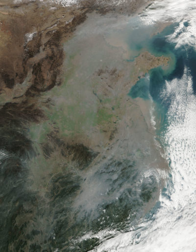 2016年12月，中国东北地区笼罩着一层厚厚的雾霾，这是工业排放、能源生产和焚烧农作物的结果。