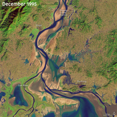 1995年和2013年的卫星图像显示了沙坑对连接中国鄱阳湖和长江的水路的影响。