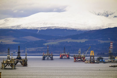 退役的钻井平台已被拖至苏格兰港口，等待2018年1月运至废料场。