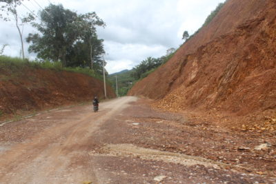 通往矿场的一条路，在该路面上，尾矿大坝的初步清算工作已经开始。