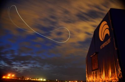 这张长期暴露的夜间照片显示了风筝机载风系统的人物八飞行模式。