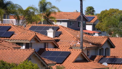 在屋顶的太阳电池板在加利福尼亚。该州承诺将所有电力从零碳源从2045年获得。