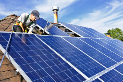 屋顶太阳能对公用事业提出了重大挑战，这些挑战用于将电力从发电厂向房屋发电。
