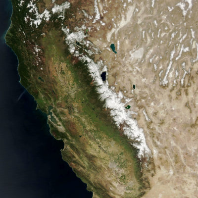 加利福尼亚的内华达山脉山脉于2010年3月（左），这是Snowpack的典型年份，在2021年3月（右）是干旱的一年。