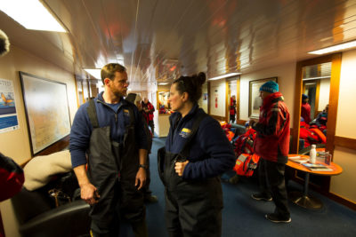 海洋科学家Holly Morin和罗德大学岛的同事等待被运送到Akademikİffe。第36人的研究人员船上船上学习了西北通道的开放。