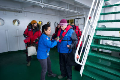 Akademik Ioffe的乘客们穿上救生衣准备登上Zodiac救生艇。
