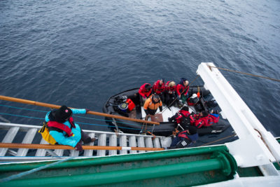疏散工作是在8月25日用Zodiacs完成的，如果船附近有大风和冰，这是一个不可能的救援选择。