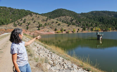 Rio Grande水资源的Laura McCarthy在Santa Fe，新墨西哥水库附近的山坡上，森林密度减少到防火水平。