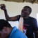 村民Mathentombi Dimane Xolobeni anti-mining领导人在社区会议的问题。