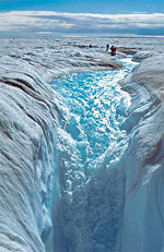 Meltwater倒入了最近在格陵兰冰板中观察到的数百个深孔之一。