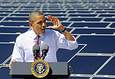巴拉克·奥巴马（Barack Obama）在太阳能工厂
