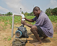加纳农民使用水泵